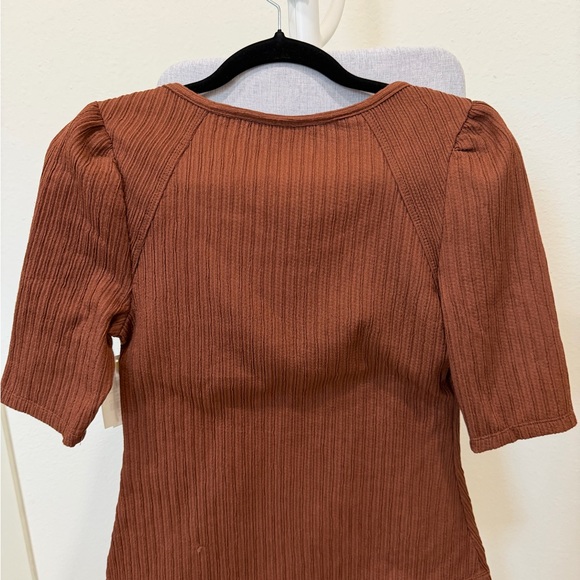 Max Studio Rust Ribbed Short Sleeve Top - Picture 3 of 3